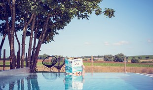 Mossbylund - SPA - Läsa tidningen i badet.jpg